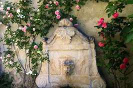 Fontaine de jardin en pierre: elle a du caractère!