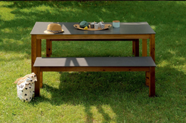 Astuces écolos pour en lever les tâches de votre table de jardin en bois.