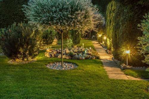 Lanterne exterieure solaire : elle illuminer le jardin ! - Jardindeco