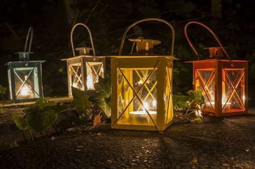 eclairage-jardin-lanternes-lumineuses-colorées