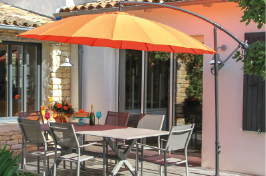 Housse pour parasol déporté :  un équipement indispensable 