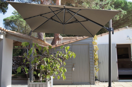 Parasol rectangulaire inclinable : pratique et décoratif 