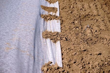 Les erreurs à éviter quand on installe une toile de paillage