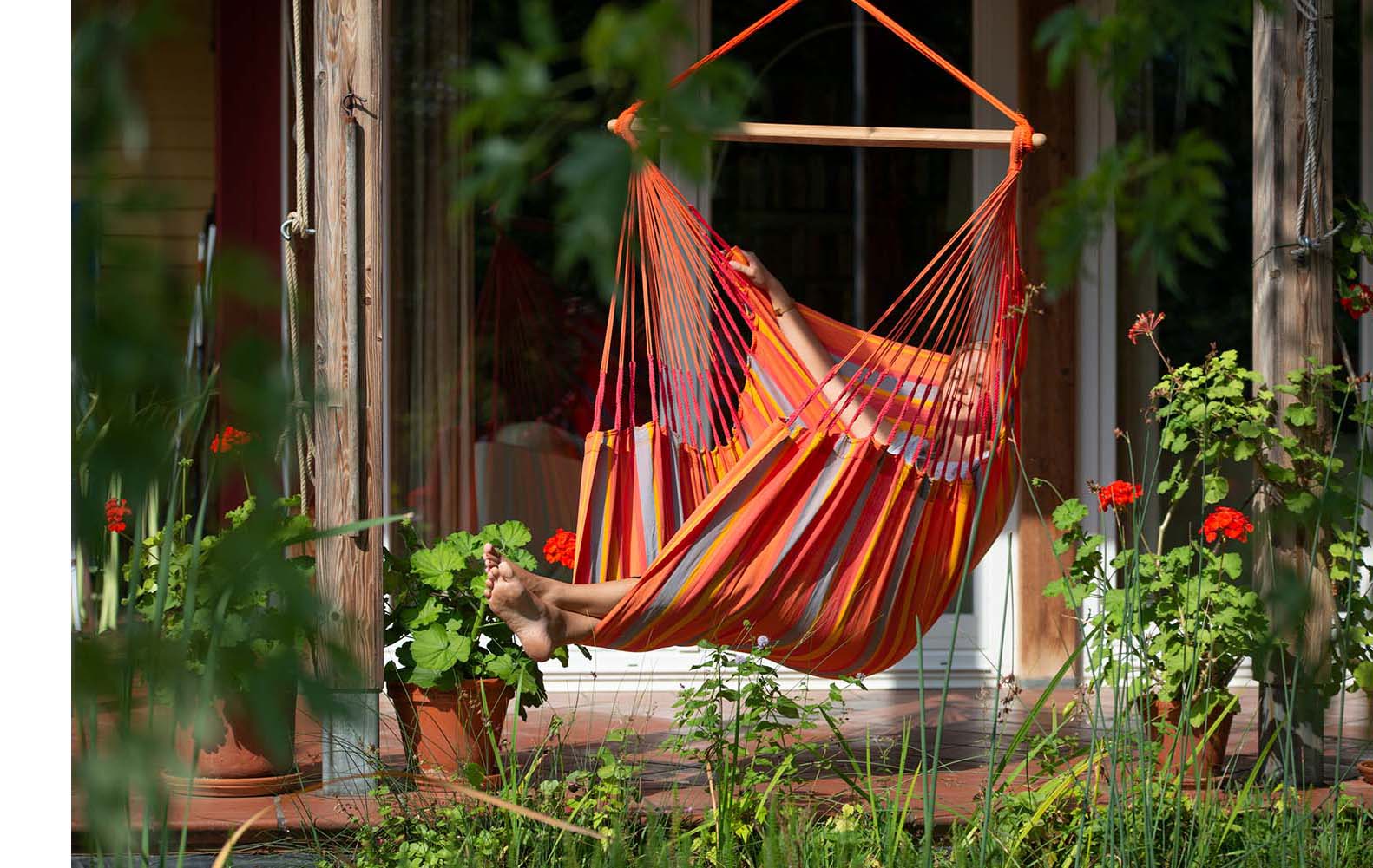 comment-suspendre-une-chaise-hamac-dans-le-jardin