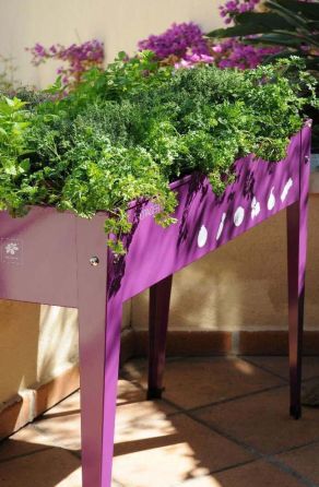 carre-potager-en-metal-sur-pieds