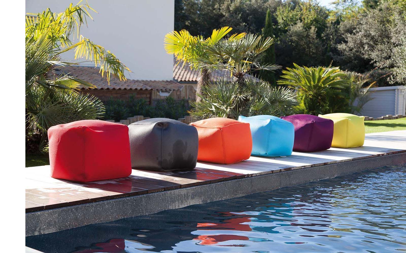 coussin-de-piscine-colore-cube