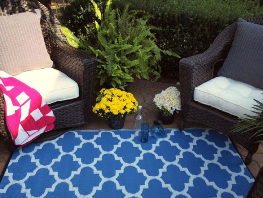 salon-de-jardin-resine-avec-coussins-et-tapis