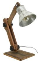 salon-industriel-lampe-de-bureau-bois-et-metal