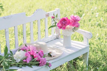 Banc de jardin en bois : l'intemporel qui a de la classe !