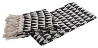 salon-noir-et-blanc-design-plaid-motifs-modernes