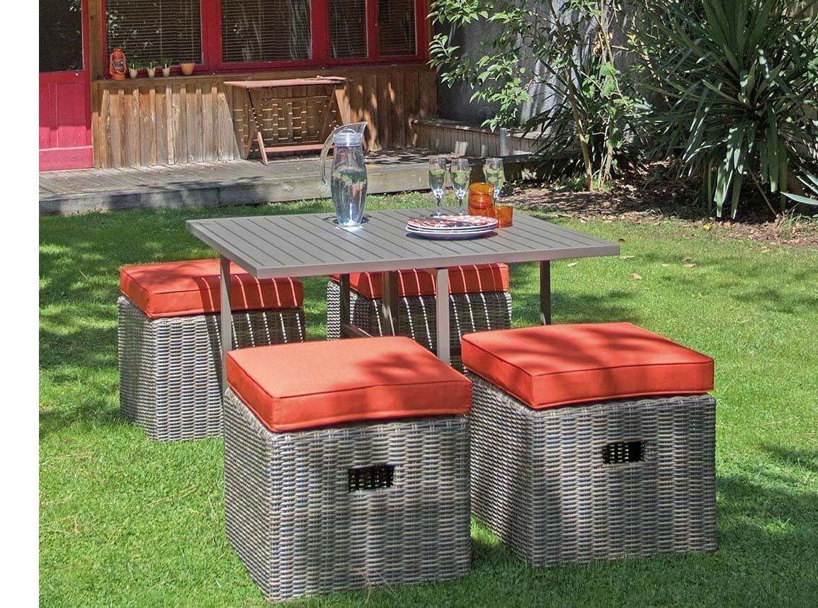 salon-de-jardin-resine-encastrable-table-et-4-poufs