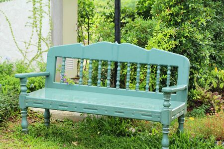 banc-de-jardin-en-bois-peint