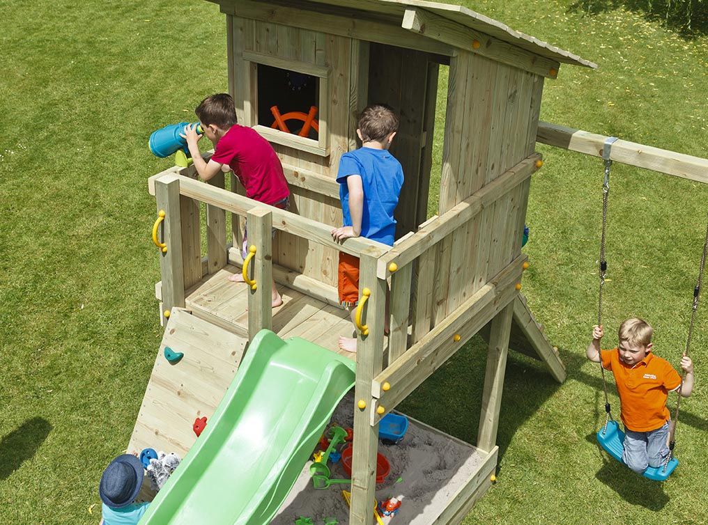 cabane-en-bois-enfant-avec-toboggan