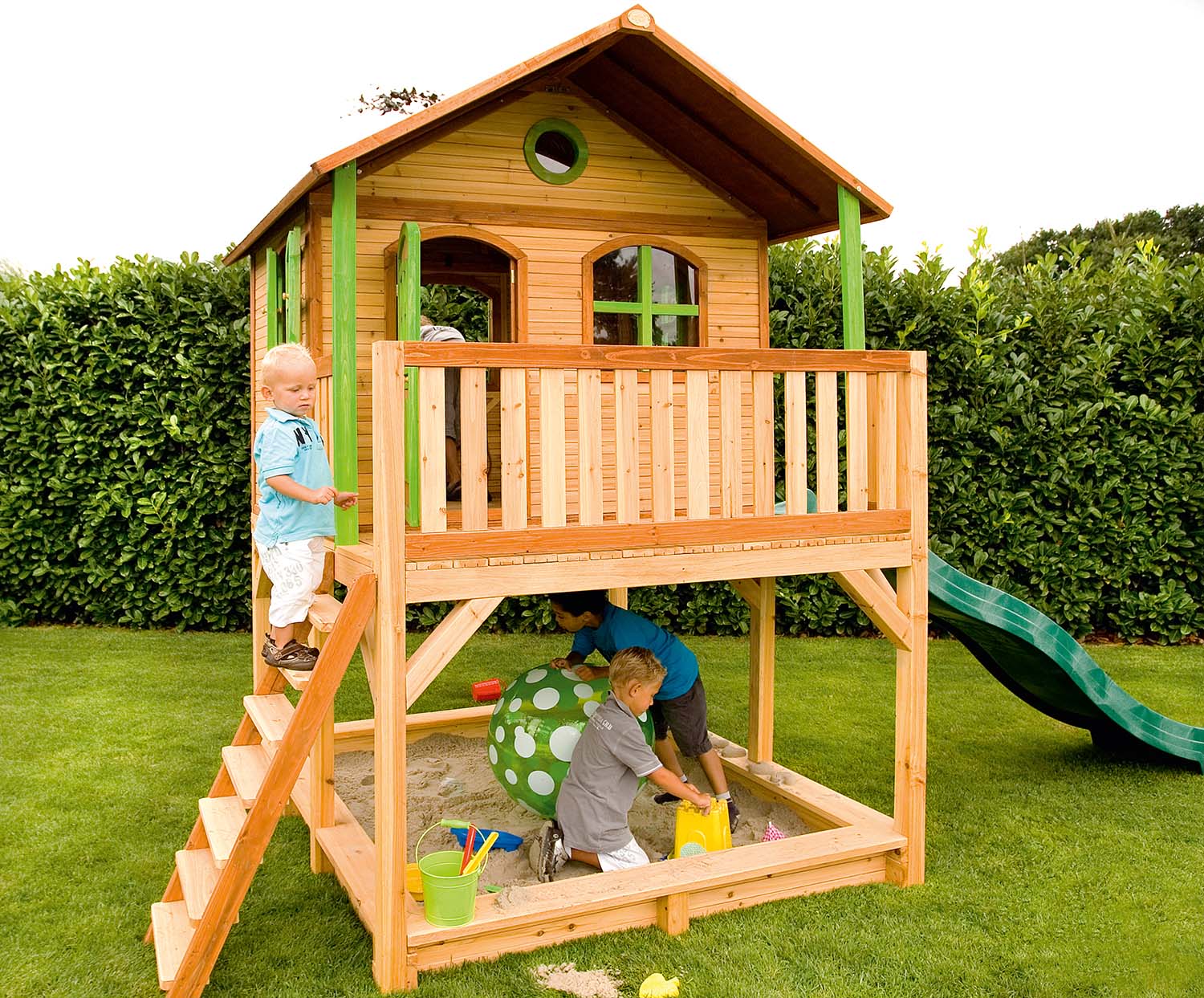 Cabane enfant sur pilotis avec toboggan et bac à sable marc