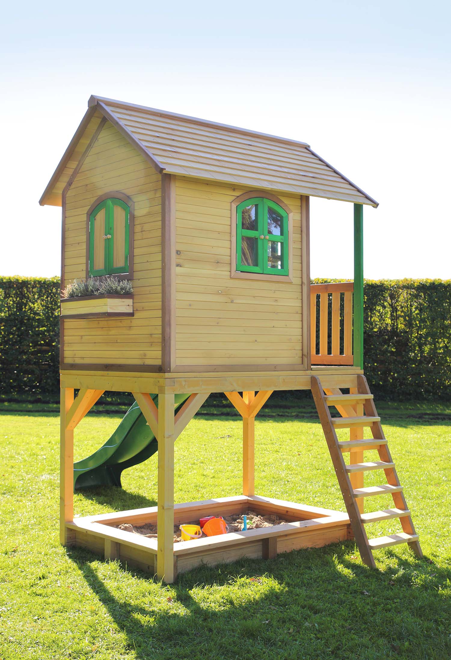 Cabane sur pilotis avec bac à sable et toboggan sarah