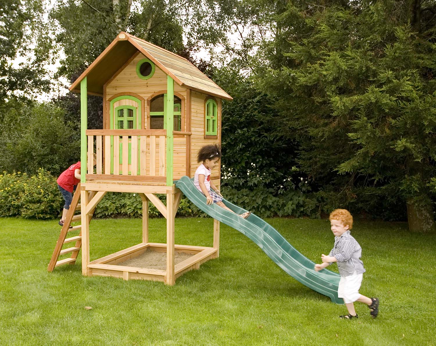 cabane-en-bois-avec-toboggan-pas-cher