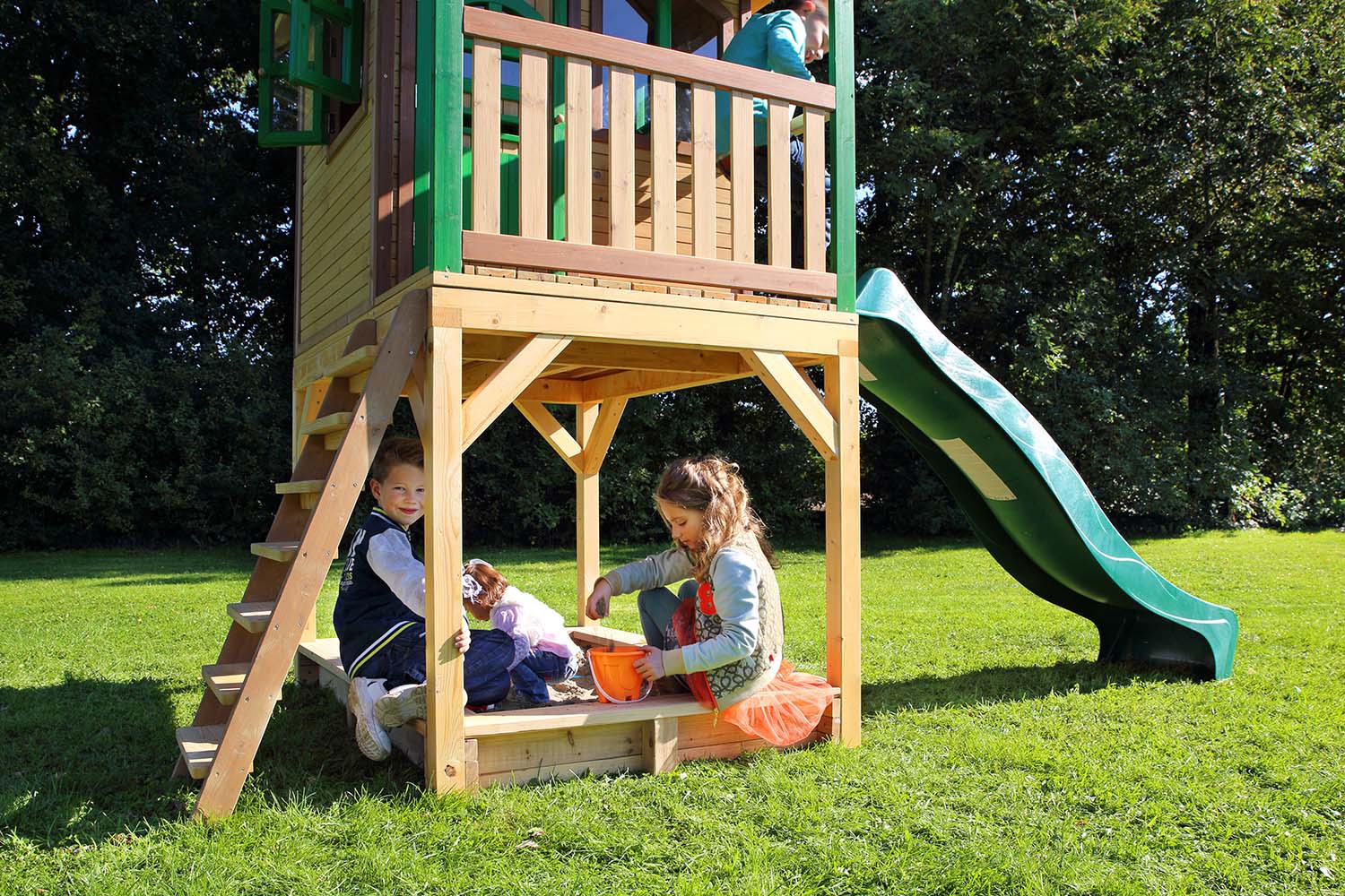 Cabane sur pilotis avec bac à sable et toboggan sarah