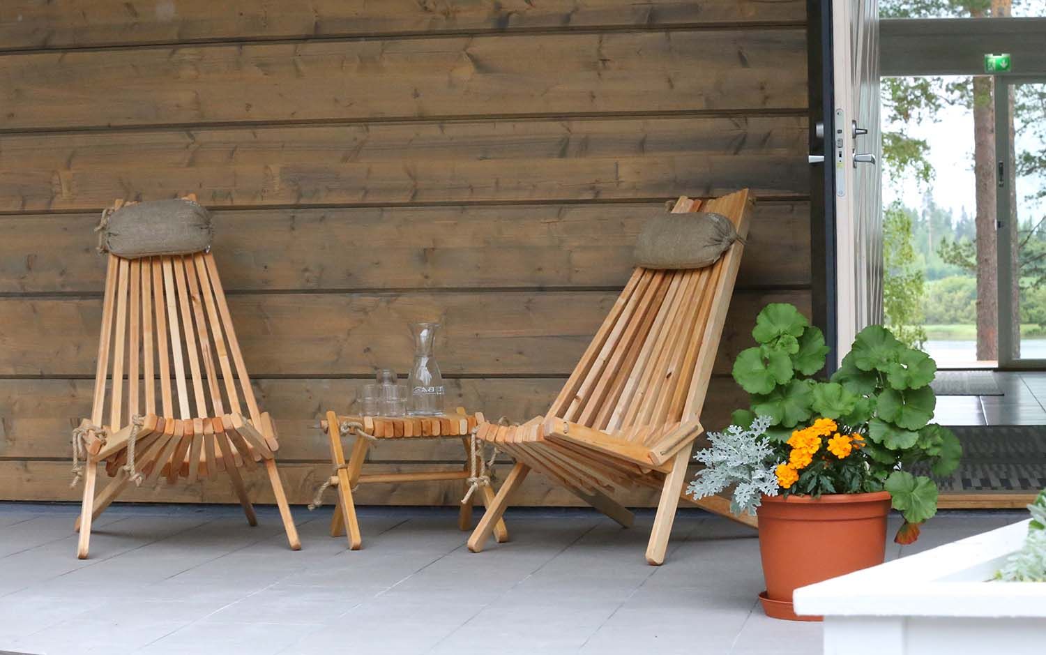 Table et chaises de jardin en bois pratique et écologique