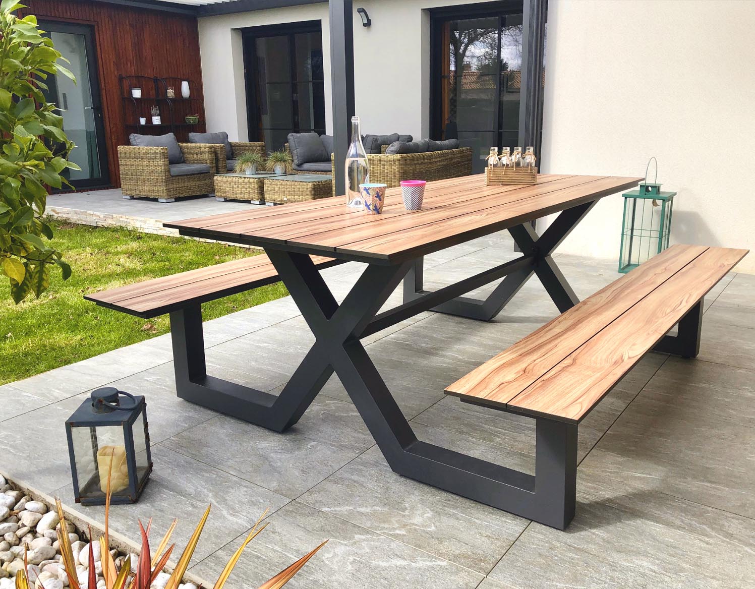 Ensemble table de jardin avec bancs en aluminium et hpl effet bois