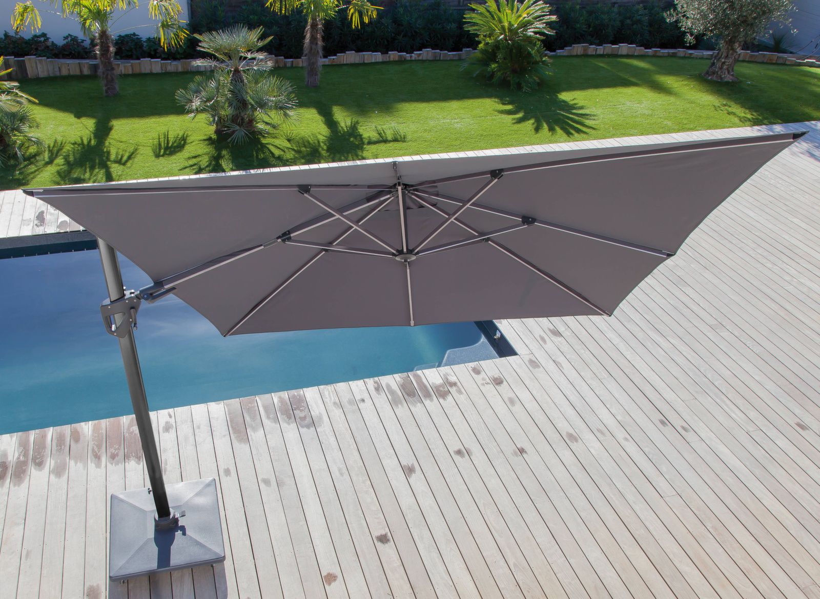 Housse parasol déporté avec tuteur - Jardindeco