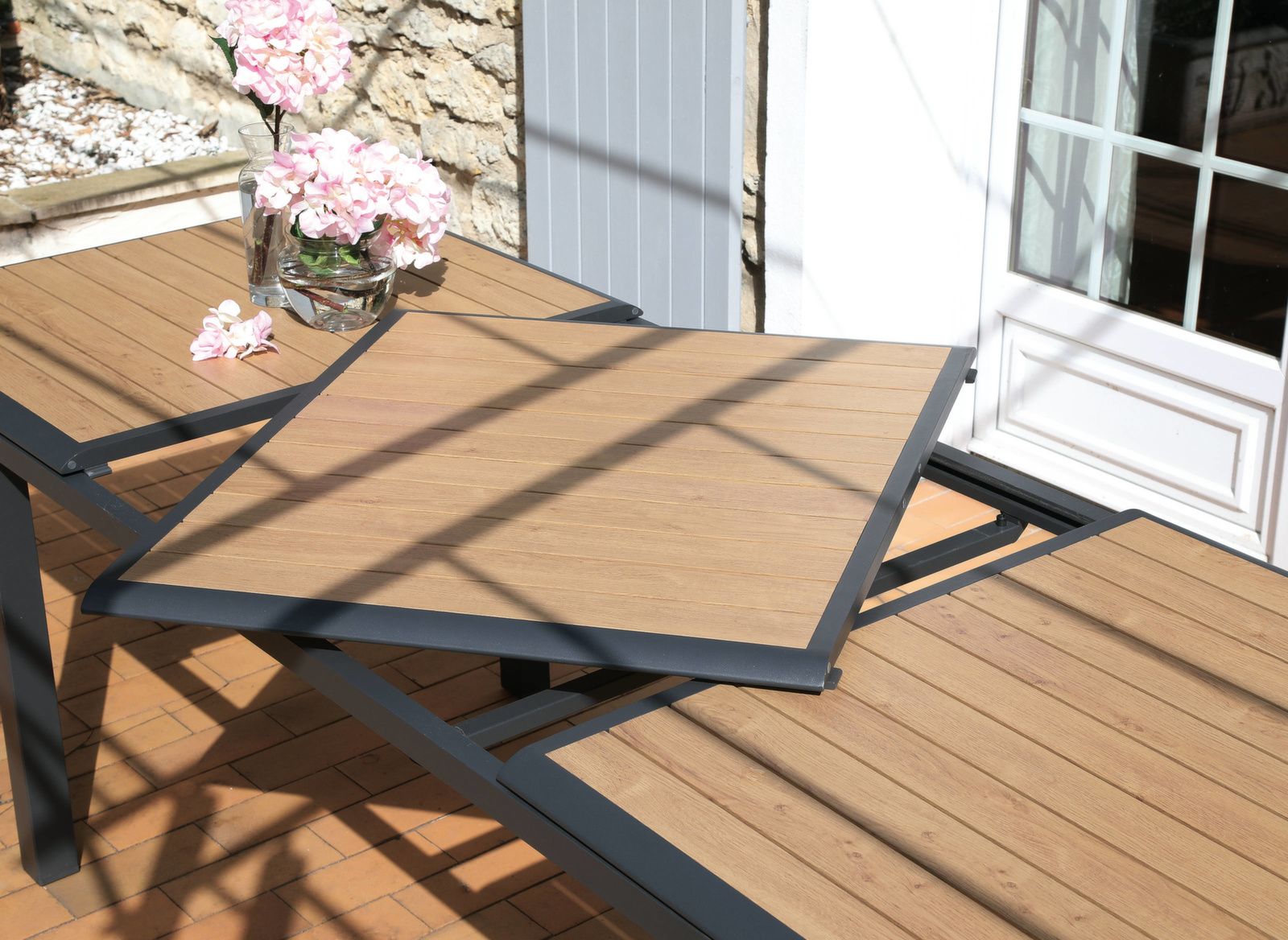 Table de jardin alu plateau imitation bois 160 à 240 cm genova