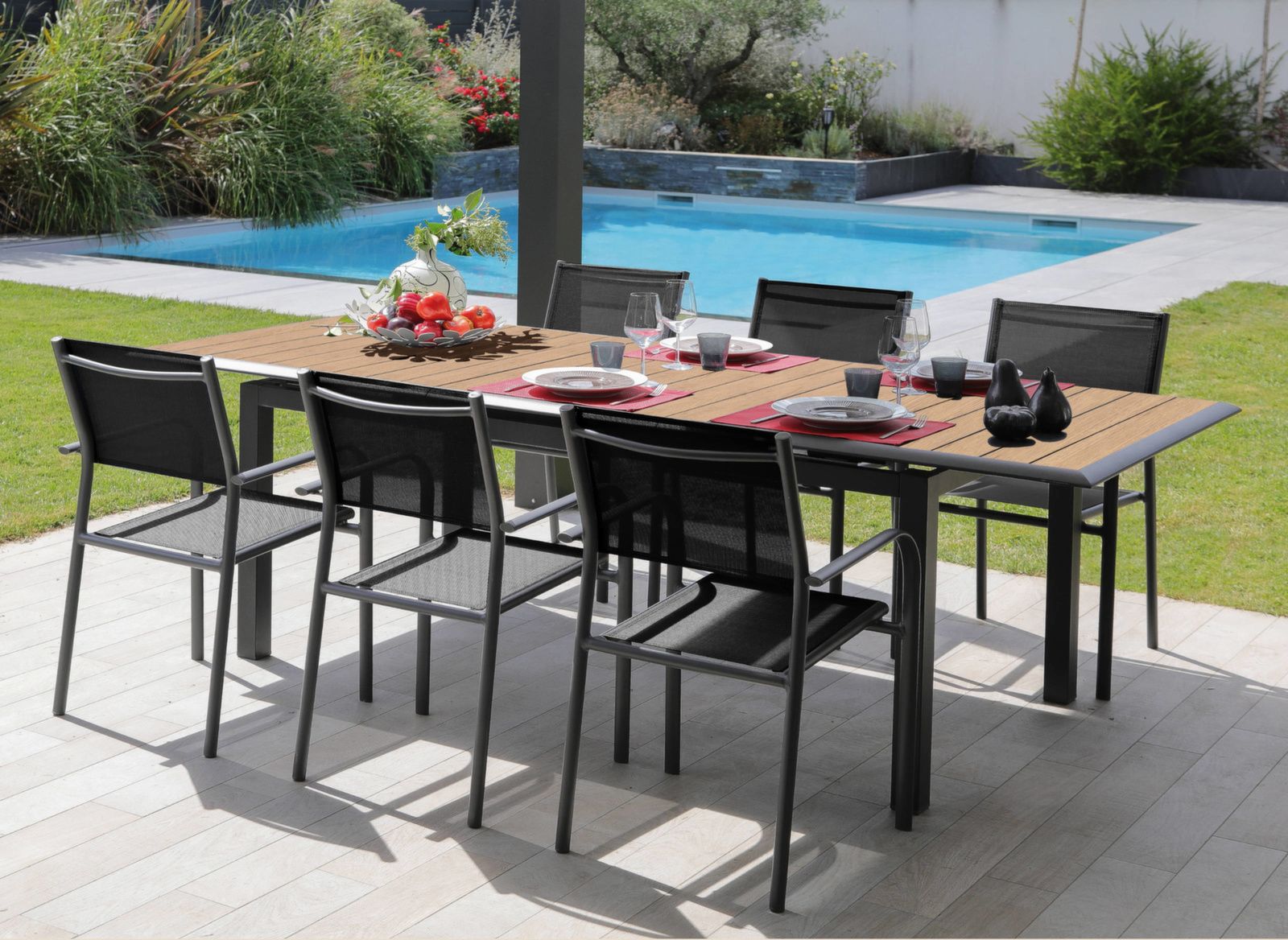Table de jardin alu plateau imitation bois 147 à 187 cm louisiane