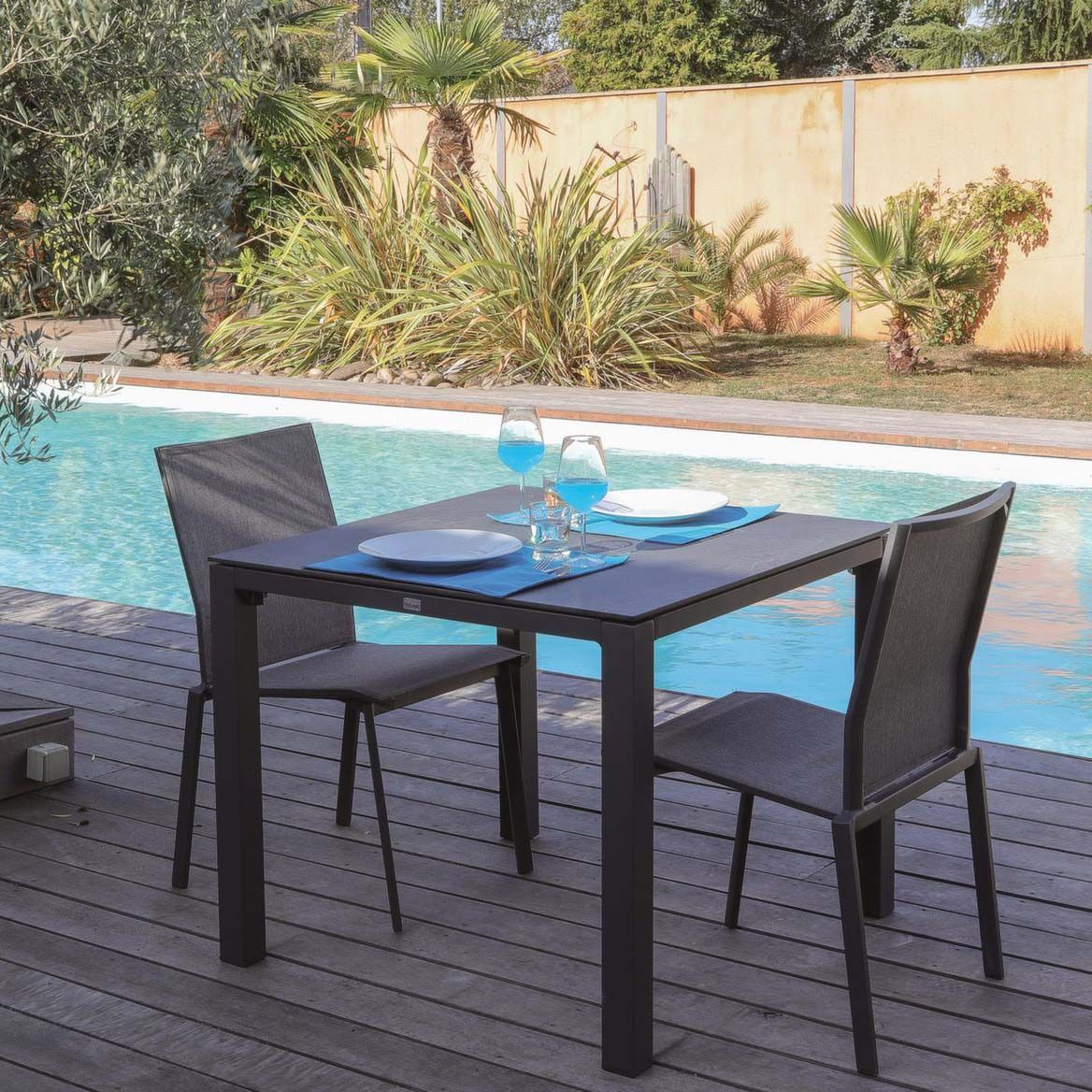 Table de jardin carrée en aluminium plateau hpl stoneo (café et cédar)