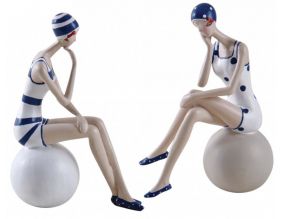 Baigneuses assises sur ballons en résine (Lot de 2)