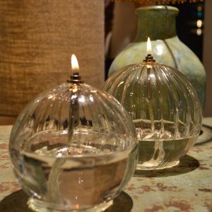 Ensemble lampe à huile en verre strié Ellipse avec huile de paraffine (11 x 12 cm)