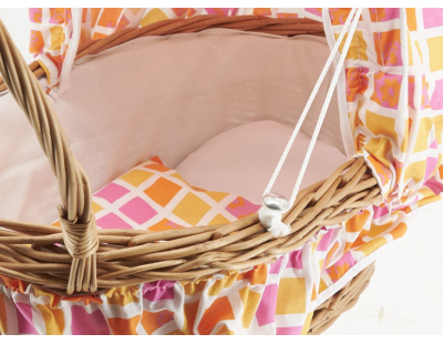 Berceau de poupée en osier buff tissu à carreaux
