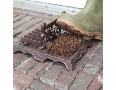 Brosse à chaussures avec grattoir en fonte