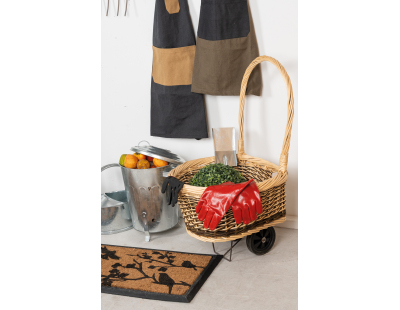 Chariot en osier brut et blanc sur roulettes