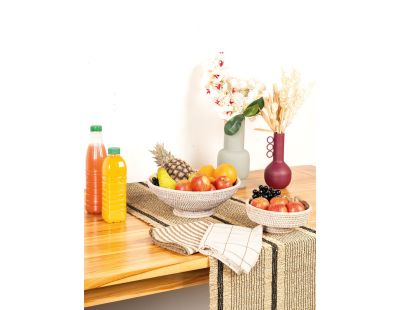 Corbeille en rotin patiné blanc