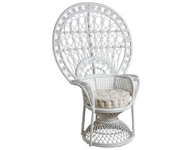 Fauteuil Emmanuelle en rotin laqué blanc avec coussin