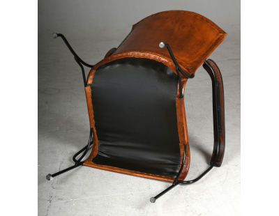 Fauteuil en cuir de buffle, métal et bois verni