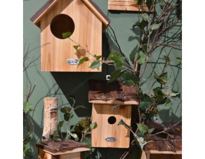 Nichoir pour oiseaux avec toît en écorce (Mésange charbonnière)