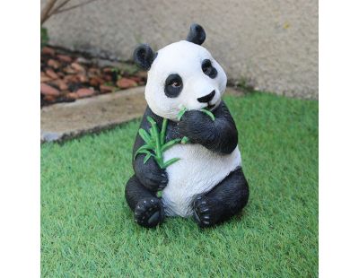 Panda mangeant de l'eucalyptus en résine