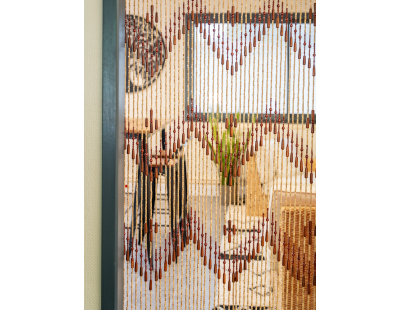 Rideau de porte en bois clair et ethnique