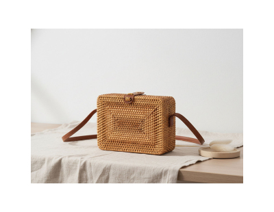 Sac rectangulaire en rotin piqué naturel