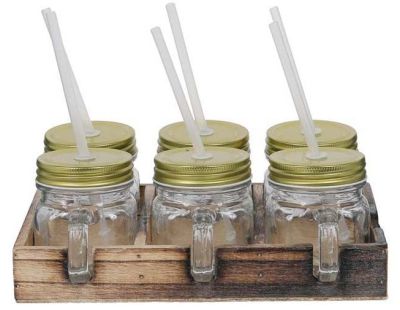 Verres à cocktails avec plateau en bois