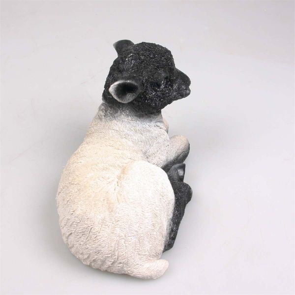 Agneau blanc et noir couché 24 x 14 x 15 cm - Farmwood animals