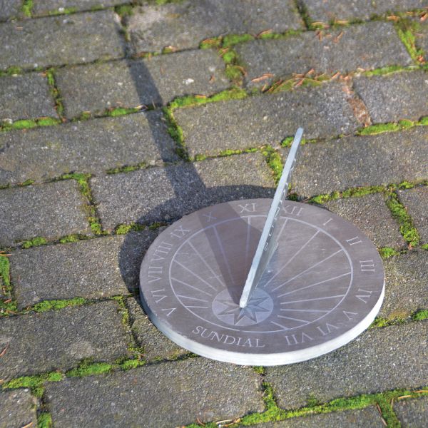 Cadran solaire à poser en schiste - ESSCHERT DESIGN
