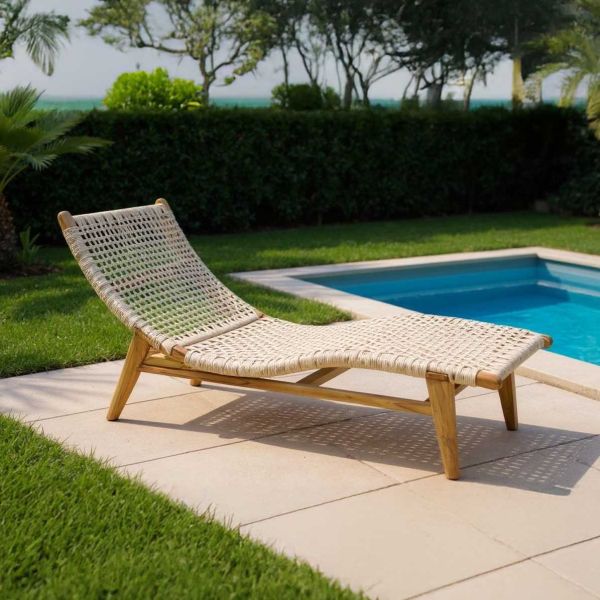 Chaise bain de soleil en teck et cannage synthétique BAIA - AUBRY GASPARD