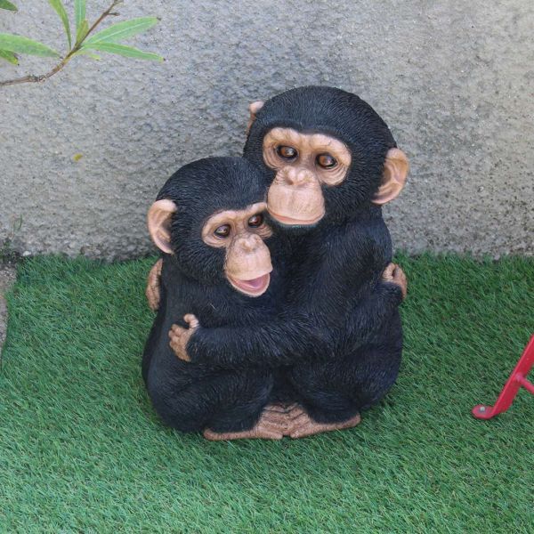 Chimpanzés enlacés en résine 35 cm - VID-0150