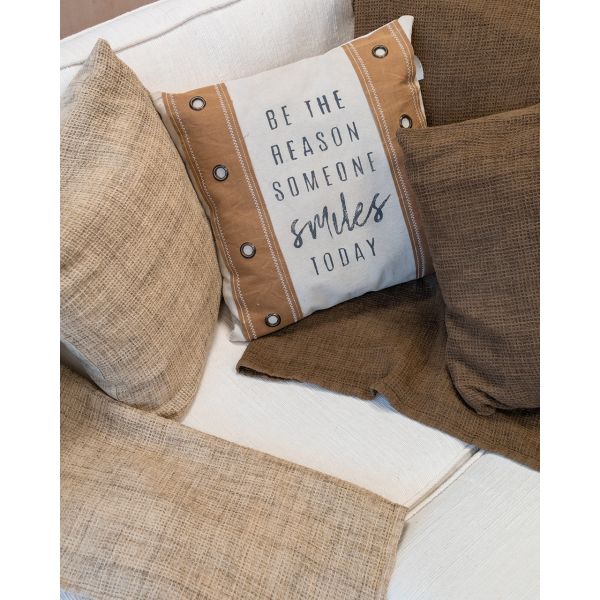 Coussin en coton beige à rivets - AUBRY GASPARD