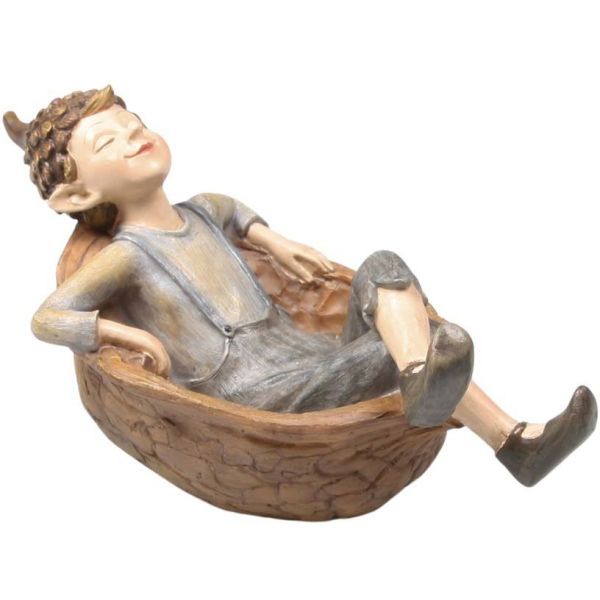 Fée couchée dans noix en résine 17 x 9 x 11 cm