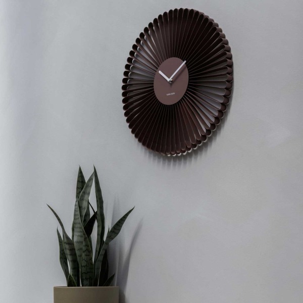 Horloge murale en métal Cascara - KARLSSON