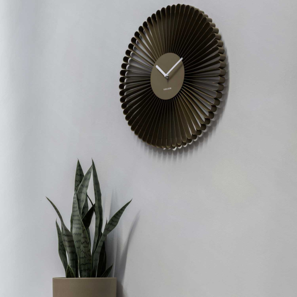 Horloge murale en métal Cascara - KARLSSON