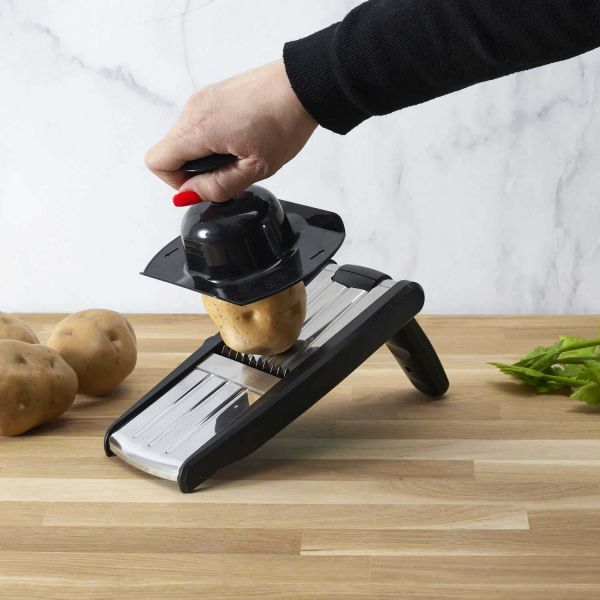 Mandoline en inox, légumes et pomme de terre