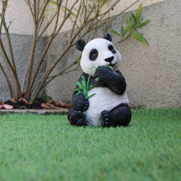 Panda mangeant de l'eucalyptus en résine - VID-0181